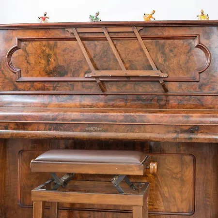 Miriam E Carlo * Moneglia