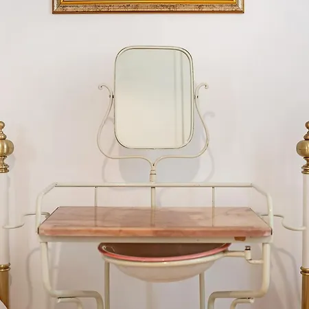 Miriam E Carlo